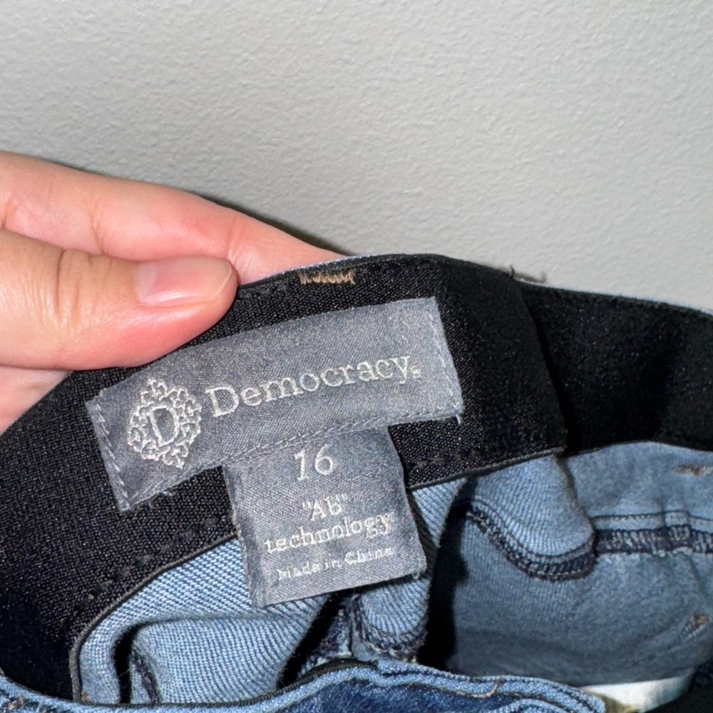 Democracy Blue Denim Cropped Jeans - Picture 9 of 10